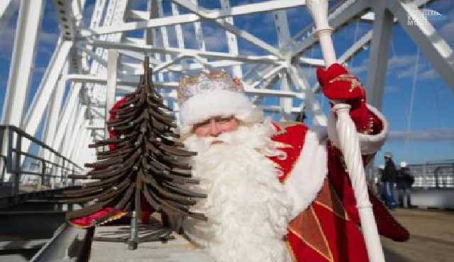 Оккупанты привезли на Керченский мост Деда Мороза