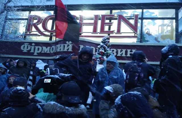 Участники марша под изолятором СБУ заблокировали магазин Roshen