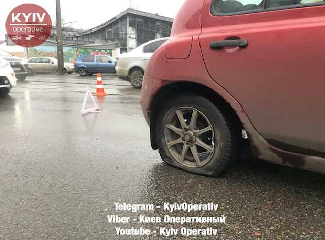 Жуткое ДТП в Киеве: автомобиль влетел в остановку, среди пострадавших - ребенок