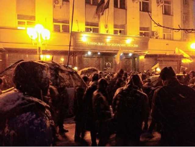 "Юра – продажная шкура". Участники марша пришли под Генпрокуратуру