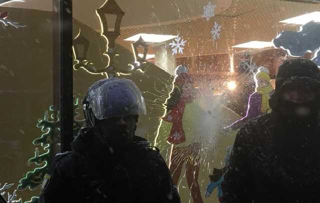 Участники марша за импичмент Порошенко разбили витрину магазина Roshen