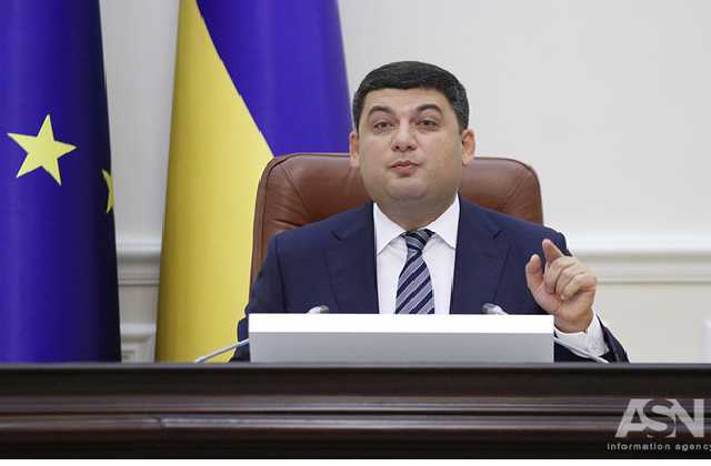 Хто більше. Гройсман вже обіцяє зарплати більше 10 тисяч грн