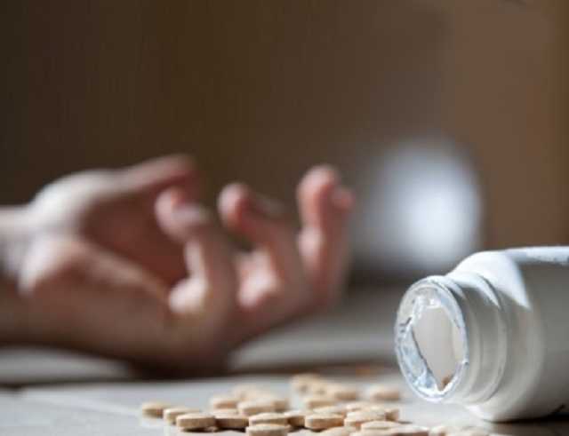 Из-за долгов в ломбарде девушка наглоталась таблеток и ударила себя ножом