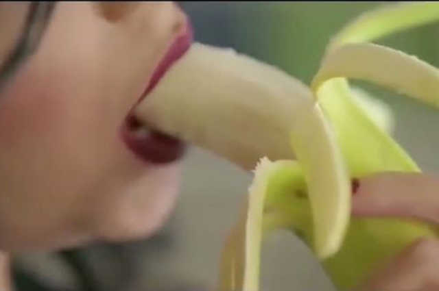 В Египте на два года посадили певицу, которая ела банан в клипе