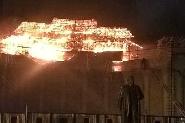 В Москве посреди ночи пылал главный корпус ВДНХ