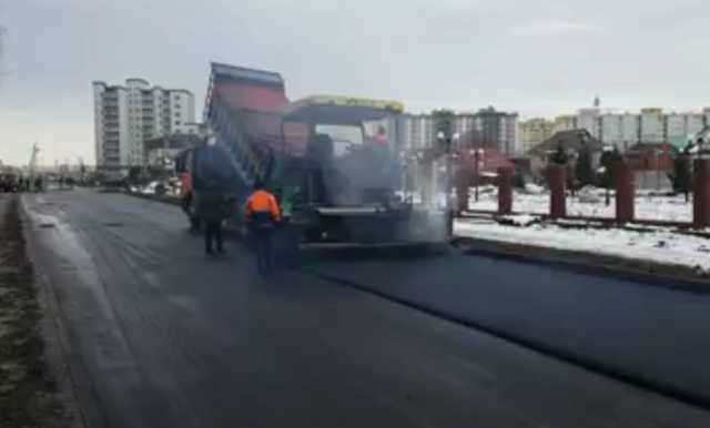 В Киевской области асфальт положили прямо в грязь