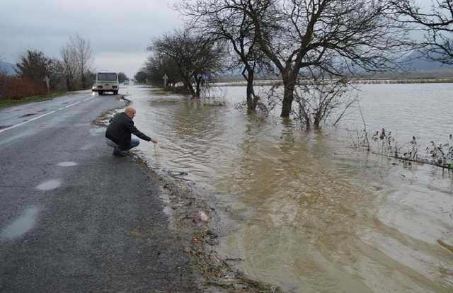 На Закарпатье паводок: затоплены поля и дороги