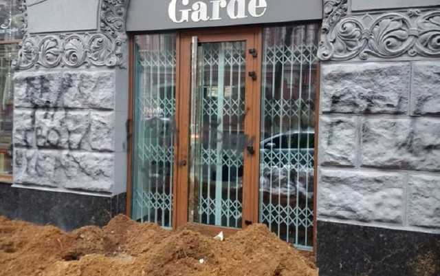 Вход в элитный магазин обложили навозом