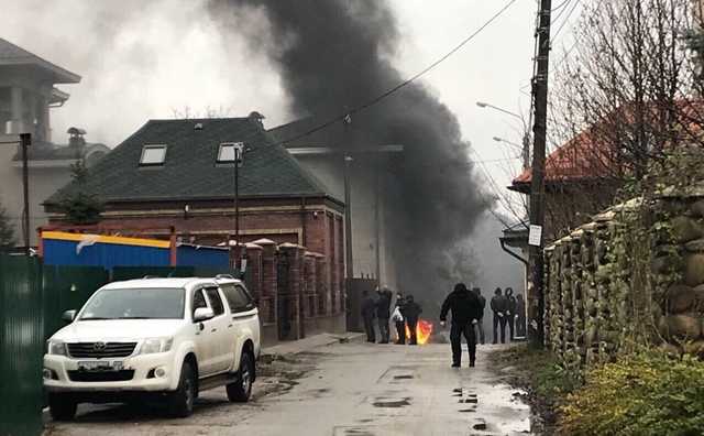 Активисты штурмовали дом министра Януковича: подробности