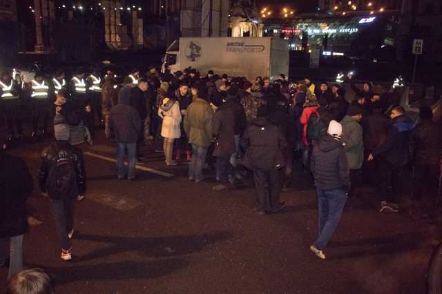 Ночь на Майдане: взрыв страйкбольной гранаты, драка и подготовка к маршу Саакашвили