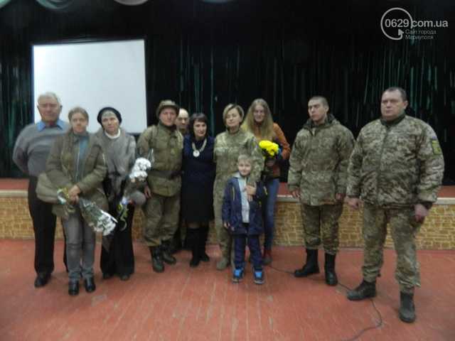 «Мій тато захищав Україну. Його вбили росіяни»: В Мариуполе вручили награды родственникам героев