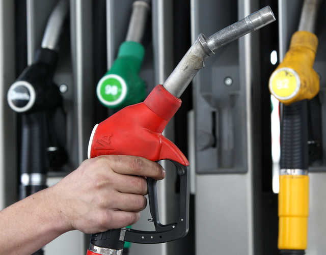 Цены на бензин взлетели выше "тридцатки" на фоне проседания гривны