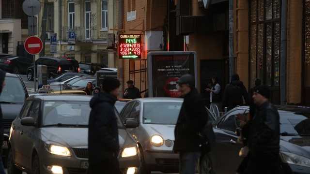 "Считаем товар по 34 грн/$". Почему гривна полетела в пропасть перед Новым годом