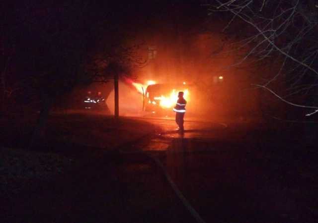 У Новій Каховці за одну ніч підпалили два автомобілі