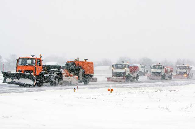 Мешают убирать снег. В Киеве просят водителей убрать машины с обочин, иначе эвакуируют