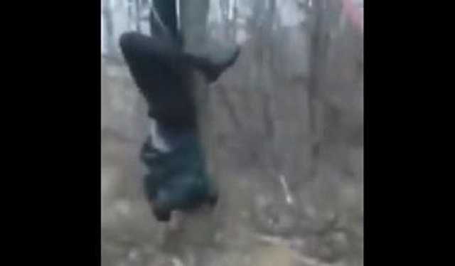 Дальнобойщики учинили самосуд над ворами, подвесив одного на дереве