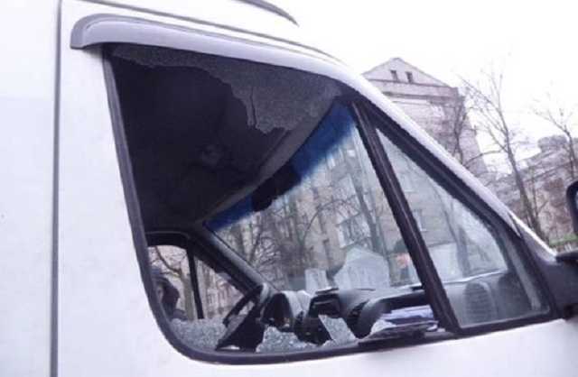 В Киеве неизвестный на иномарке обстрелял микроавтобус. Полиция просит помощи