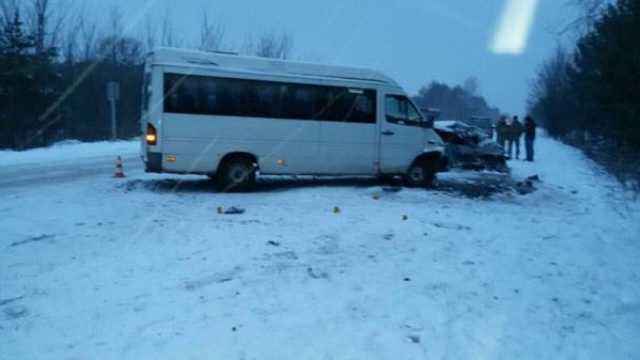 На Ровенщине легковушка с военными влетела в маршрутку, есть погибшие