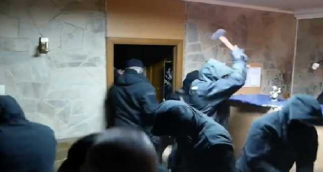 Невідомі за хвилину розтрощили кафе у Києві навпроти авіаційного університету