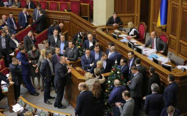 Депутаты раскрыли новогодние подарки от коллег