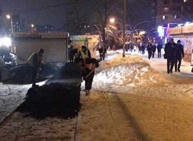И так сойдет: коммунальщики Киева укладывают асфальт на снег, сеть в ауте