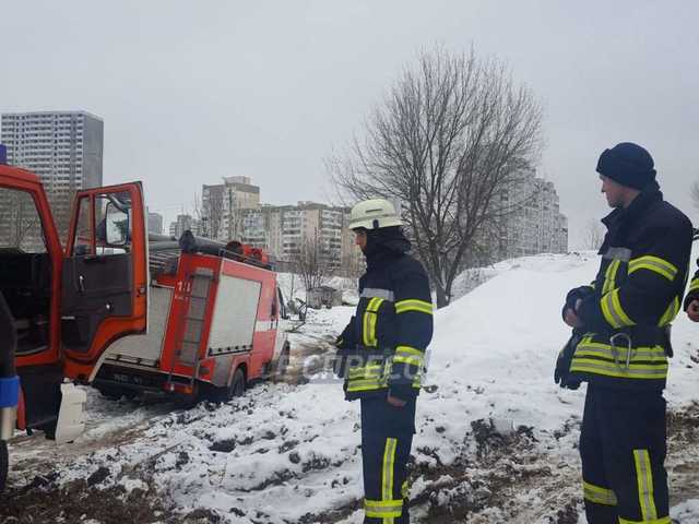 В Киеве сгорел вагончик с человеком