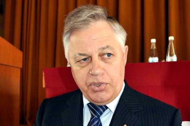 З пакетом «Рошен»: Симоненка застукали в «Борисполі» перед вильотом у Мінськ