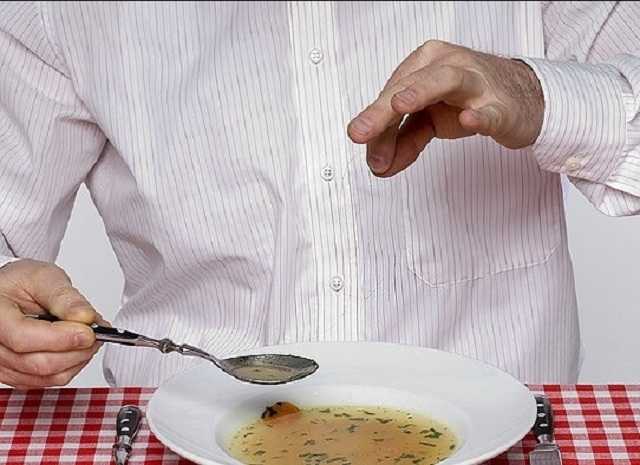 В одном из ресторанов Днепра мошенник подбрасывал волосы в еду