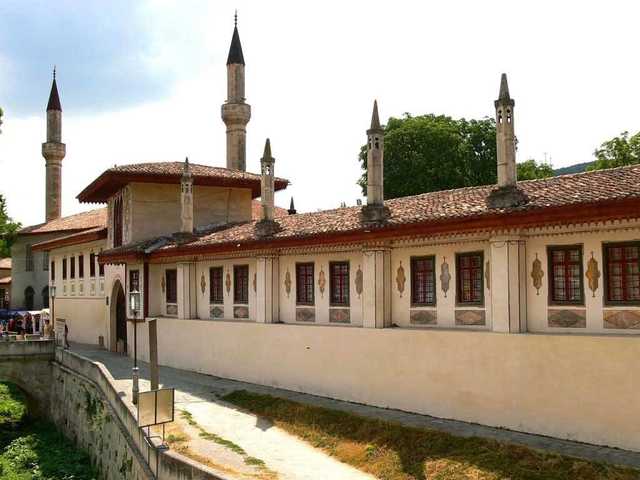 Оккупанты почти уничтожили исторический дворец в Крыму