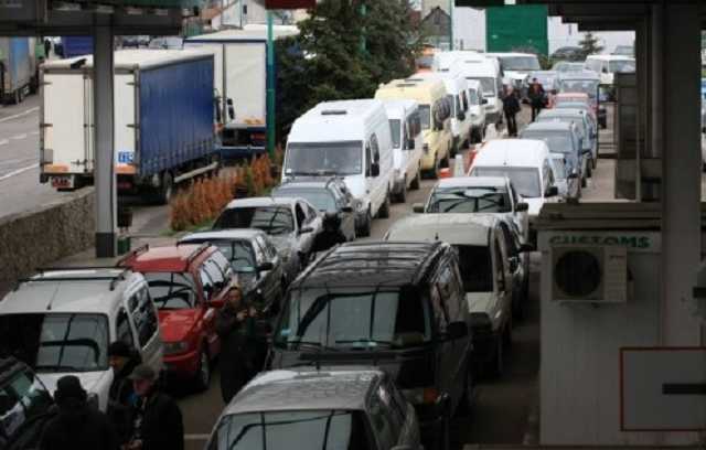 На кордонах з Польщею і Словаччиною утворилися черги у декілька кілометрів