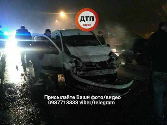 Масштабное ДТП на Броварском проспекте столицы: фура врезалась в два легковых авто