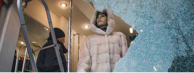 На Крещатике неизвестные разбили ломом стеклянные двери магазина и вынесли 40 шуб