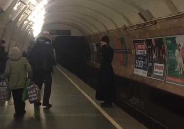 В киевском метро священника чуть не сбил поезд