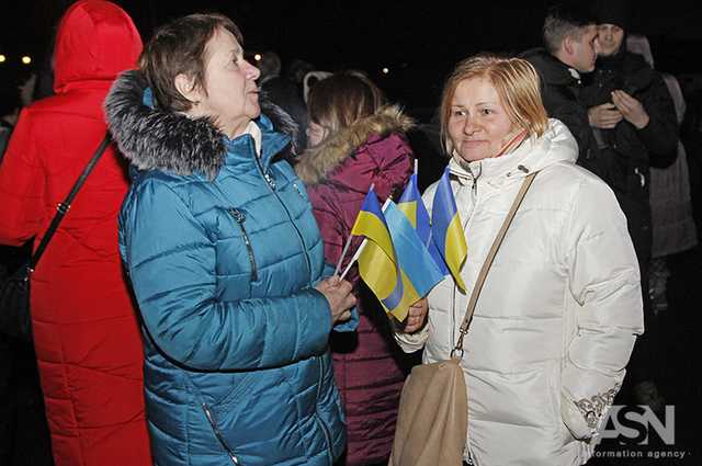 Повернення на Батьківщину. Найбільш зворушливі кадри зустрічі звільнених заручників
