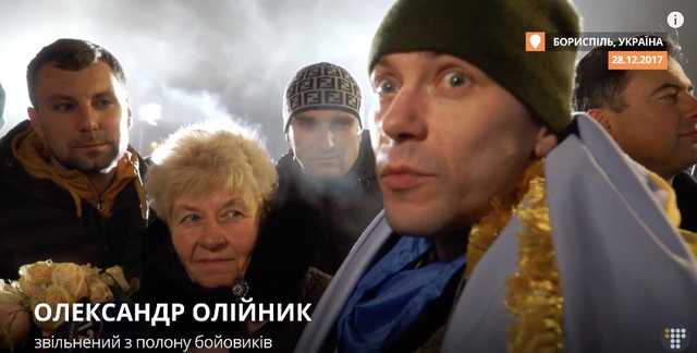 Появилось видео встречи бойца с матерью, потерявшей сознание