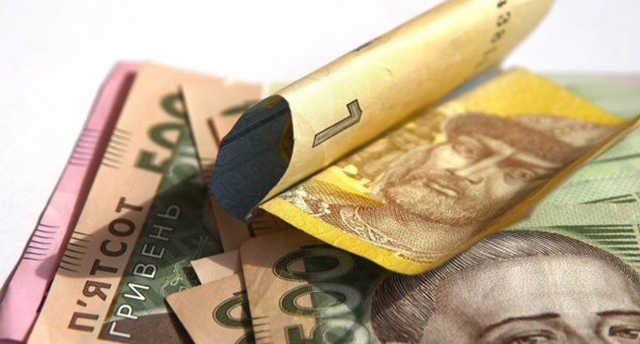 "Легкая дорога для власти". Экономист объяснил, зачем обесценивают гривню