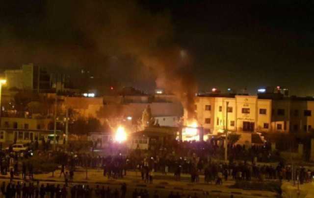 Протесты в Иране: демонстранты скандируют "смерть диктатору" и поджигают авто полиции