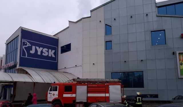 Полиция эвакуирует посетителей из двух торговых центров в Одессе