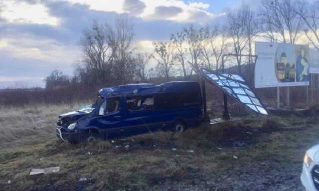 Во Львовской области перевернулся пассажирский автобус
