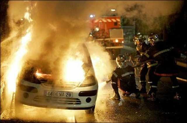 В Париже в новогоднюю ночь хулиганы сожгли более 160 автомобилей