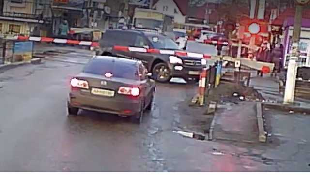 Под Киевом поезд чуть не протаранил автомобиль