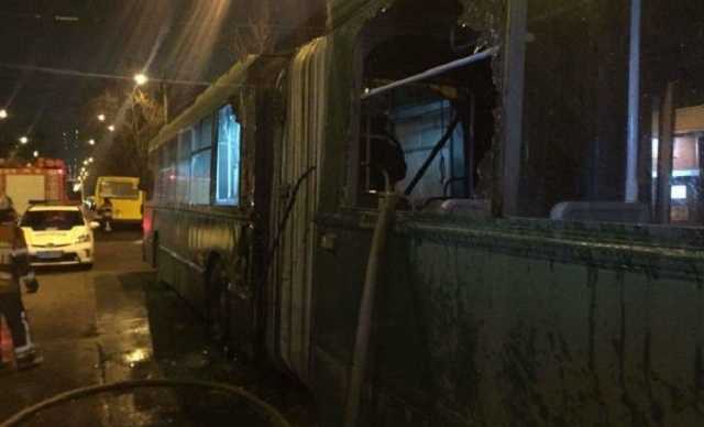 В Киеве загорелся троллейбус с пассажирами