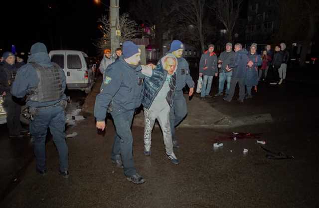 В Днипре мужчина бросил во дворе гранату, есть пострадавшие