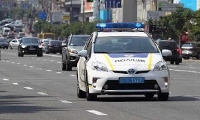 В Киеве «взбешенный» патрульный набросился с пистолетом на автомобиль. Видео