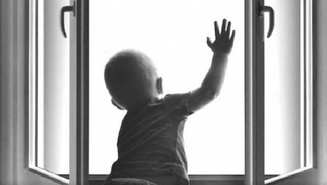 Годовалый ребенок выпал из окна на седьмом этаже в Ивано-Франковске и выжил