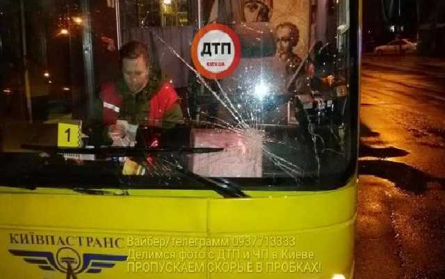У Києві автобус збив на переході жінку