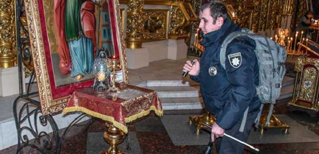 В Михайловском соборе Киева взрывотехники с собаками искали бомбу