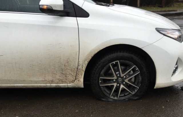 Жителька Мукачево відсудила у ремонтників 12 тисяч за 2 зіпсовані колеса на ямі