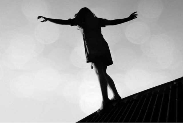 На Київщині жінка викинулася з вікна через знущання молодого коханця