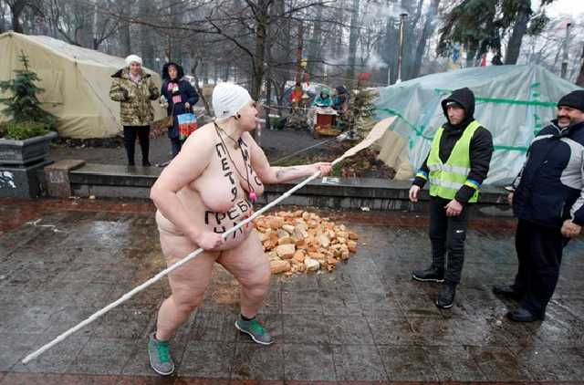 Голая активистка Femen затроллила Трампа под посольством США в Украине